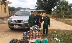 Dùng xe bán tải vận chuyển 136 kg pháo và 30 kg thịt thú rừng