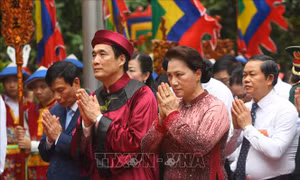 Chủ tịch Quốc hội Nguyễn Thị Kim Ngân dâng hương tưởng niệm các vua Hùng