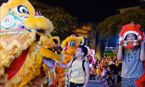 Thiếu nhi Thủ đô vui đón Tết trung thu sớm