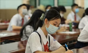 Học sinh lớp 9, lớp 12 ở TP Hồ Chí Minh trở lại trường