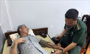 Vụ 4 tàu cá của Quảng Bình gặp nạn: Thuyền viên thứ 13 được đưa vào bờ an toàn