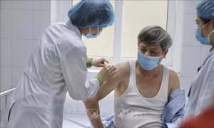 Thứ trưởng Bộ KH&CN chia sẻ lý do tiêm vaccine ngừa COVID-19 của Việt Nam