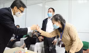 Phó Thủ tướng Vũ Đức Đam thăm, động viên tình nguyện viên tiêm thử nghiệm vaccine Nano Covax 