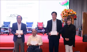 Quỹ hỗ trợ đóng góp xã hội Nhật Bản tặng xe lăn cho người khuyết tật tại Đà Nẵng