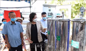 Chủ tịch Quốc hội dự bàn giao máy lọc nước cho người dân vùng hạn mặn Bến Tre