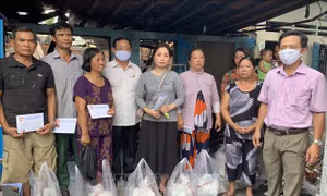 An Giang: Thăm hỏi, hỗ trợ 8 gia đình có nhà bị cháy tại TP Long Xuyên