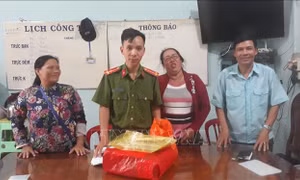 Người phụ nữ nghèo bán vé số trả lại hơn 100 triệu đồng nhặt được