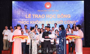 Trao học bổng 'Học không bao giờ cùng' cho 144 cá nhân tiêu biểu