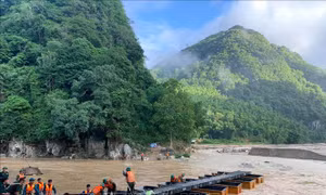Bắc cầu phao dã chiến qua suối Son để tiếp cận bản Sa Ná