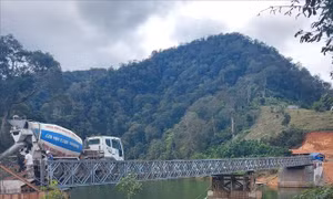 Kon Tum hoàn thành lắp đặt cầu thép nối đường vào xã Đăk Pne