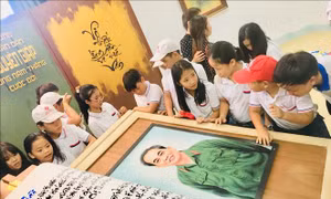 Tiếp nhận sách thư pháp lớn nhất thế giới về Đại tướng Võ Nguyên Giáp 