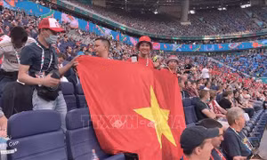Ấn tượng cờ đỏ sao vàng trên sân vận động Gazprom Arena