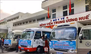 BV Trung ương Huế tổ chức 'Chuyến xe yêu thương' đưa bệnh nhân về quê đón Tết