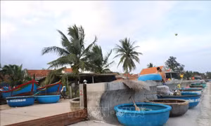 Phú Yên nghiêm cấm người dân đi lại trong vùng ngập sâu, vớt củi trên sông, suối