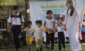 Ấm áp chương trình 'Trao yêu thương - Nhận nụ cười'