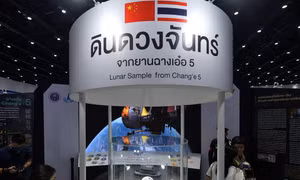 Mẫu đất thu được trên Mặt Trăng thu hút sự chú ý tại triển lãm ở Thái Lan