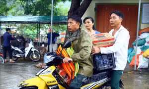 Nghệ An: Trao hàng cứu trợ, ổn định cuộc sống của người dân huyện Thanh Chương sau mưa lũ