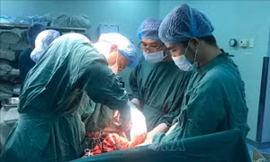  Cứu sống sản phụ bị vỡ tử cung, con bị suy tim