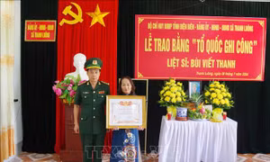 Trao bằng 'Tổ quốc ghi công' cho thân nhân liệt sỹ