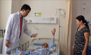 Cứu sống cụ ông 85 tuổi bị xuất huyết não, liệt nửa người