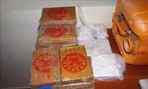 Thu giữ nhiều bánh ma túy trôi dạt vào bờ biển 