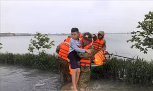 Mưa lũ tại miền Trung: Ưu tiên cứu đói và sơ tán dân