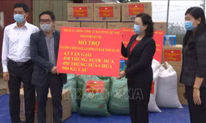 Hỗ trợ nhu yếu phẩm cho gần 3.000 hộ ở thôn Hạ Lôi, Hà Nội