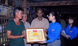 Truy tặng Huy hiệu 'Tuổi trẻ dũng cảm' cho đồng chí Quàng Văn Xôm