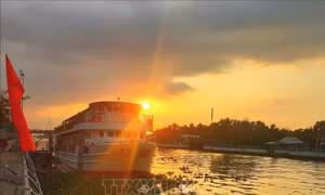 Khai thác tàu du lịch Xà No - nét độc đáo miền sông nước Hậu Giang