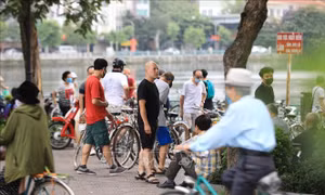 Nhiều người dân Thủ đô vẫn tụ tập, không đeo khẩu trang