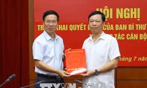 Đồng chí Phạm Văn Linh nhận nhiệm vụ Phó Chủ tịch chuyên trách Hội đồng Lý luận Trung ương