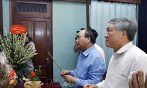 Thủ tướng dâng hương tưởng niệm Bác Hồ trong Khu Di tích Phủ Chủ tịch