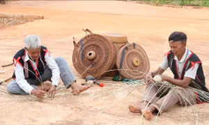Gia Lai: Đan áo mới cho cồng, chiêng