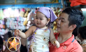 Người dân Thủ đô hồ hởi đổ về khu phố Hàng Mã vui Tết Trung thu
