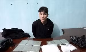 Tạm giữ hình sự 2 đối tượng vận chuyển 9 bánh heroin và 1 kg ma túy đá
