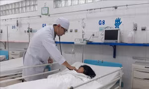Cắt bỏ khối u nang buồng trứng nặng hơn 3,5 kg cho bé gái 14 tuổi