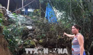 Thuỷ điện xả lũ, nhiều nhà dân ở Quỳ Châu, Nghệ An có nguy cơ bị cuốn trôi do sạt lở