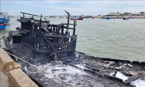 Khẩn trương khống chế đám cháy tại 4 tàu cá neo đậu tại cảng Ninh Chữ (Ninh Thuận)