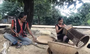 Người Rơ Ngao giữ gìn nghề đan lát truyền thống