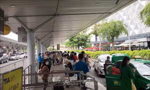 Xử nghiêm việc chèo kéo, tăng giá, bắt chẹt khách tại sân bay Tân Sơn Nhất