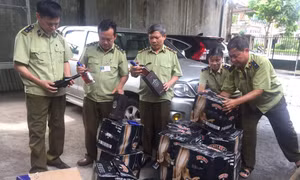 Bắt xe ô tô chở 400 chai rượu ngoại không rõ nguồn gốc