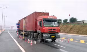 Lô hàng đầu tiên thông quan trở lại qua cầu Bắc Luân 2 - cửa khẩu quốc tế Móng Cái
