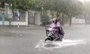 Nhiều tuyến đường ở thành phố Tam Kỳ bị ngập do mưa lớn