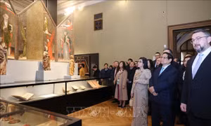 Thủ tướng Phạm Minh Chính tham quan Bảo tàng Quốc gia tại thủ đô Praha