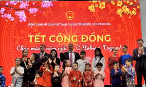 Sắc Tết nơi xứ tuyết hoa đào không nở Ekaterinburg 