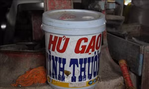 Hũ gạo tình thương chung tay san sẻ khó khăn với người nghèo