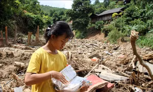 Chạy đua với thời gian đưa học sinh vùng lũ Kỳ Sơn trở lại trường