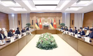 Chủ tịch Quốc hội Vương Đình Huệ hội đàm với Chủ tịch Quốc hội Cộng hoà Mozambique