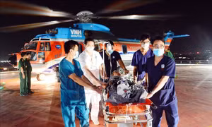 Thêm một ngư dân bị đột quỵ não ở Trường Sa được đưa về đất liền cứu chữa