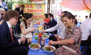 Công chúa kế vị Thụy Điển thưởng thức món bún bò tại Hà Nội